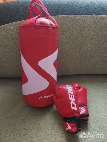Боксерские перчатки и груша