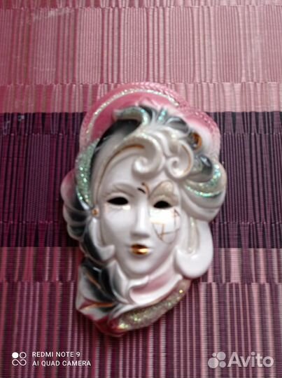 Фарфор маска и ложка деревянная