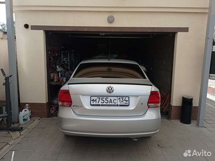 Задний левый фонарь на volkswagen polo седан