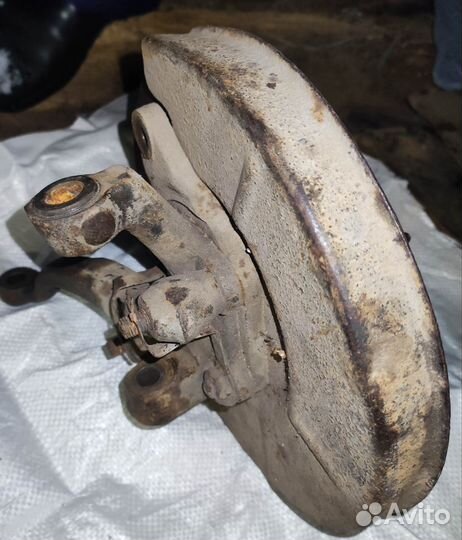 Поворотный кулак левый на ваз-2107