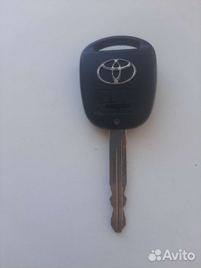 Ключ на Авенсис 2003-2008