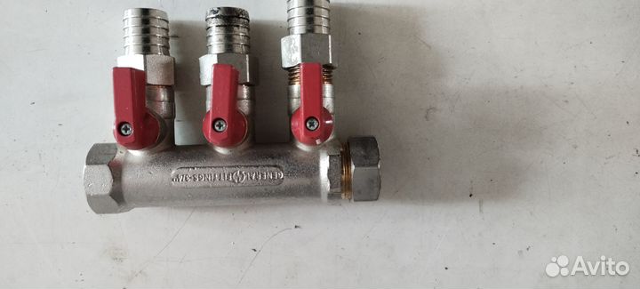 Коллектор с отсекающими шаровыми кранами 3 выхода