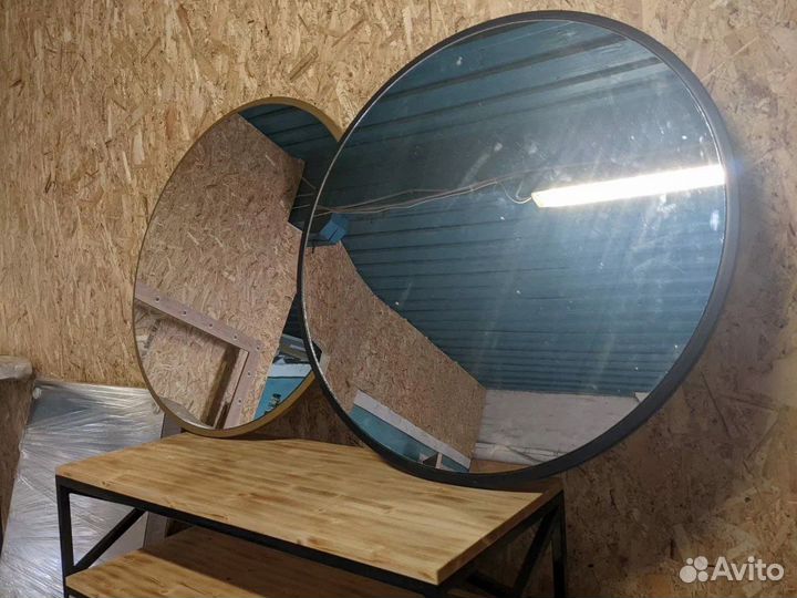 Зеркало парящее в металлической раме круглое