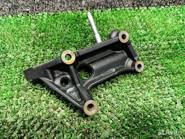 Кронштейн крепления двигателя Lexus RX300