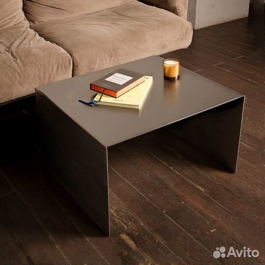 Журнальный столик современного стиля