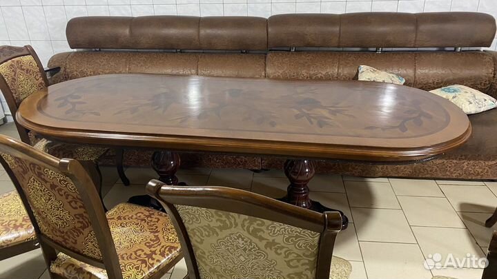 Стол круглый со стульями