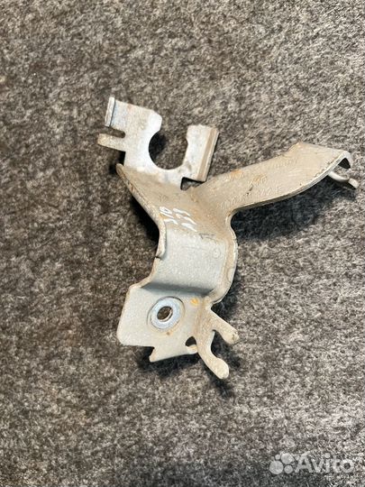 Кронштейн тормозного шланга правый VW Polo Fabia