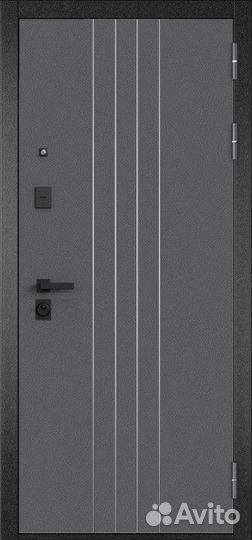 Дверь в квартиру с зеркалом