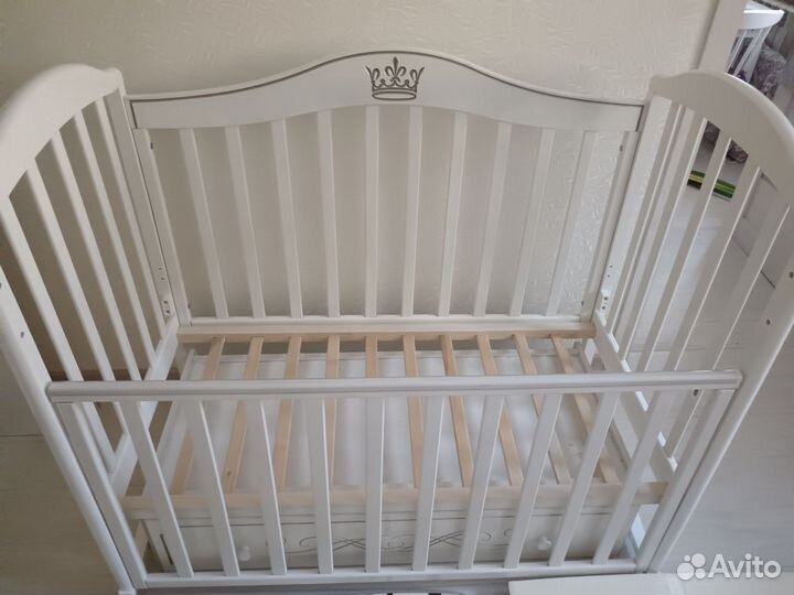 Детская кроватка с маятником и ящиком