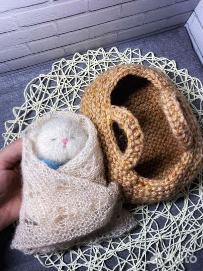 Вязаный спящий котенок