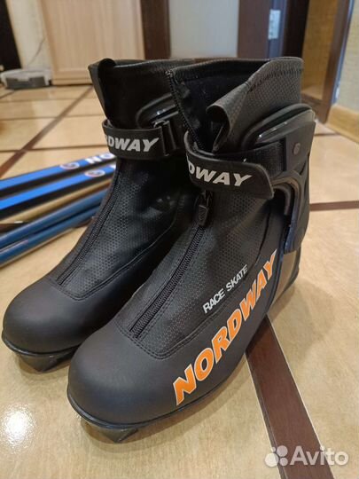 Беговые лыжи с ботинками и лыжными палками