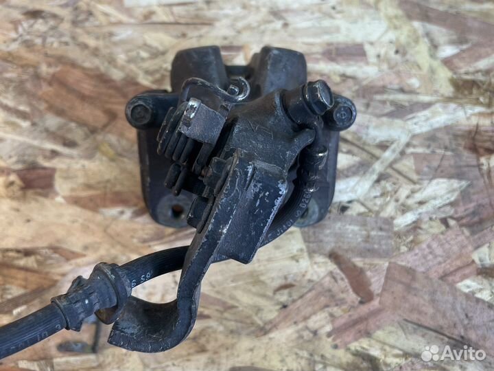 Суппорт тормозной задний левый Honda Inspire UC1