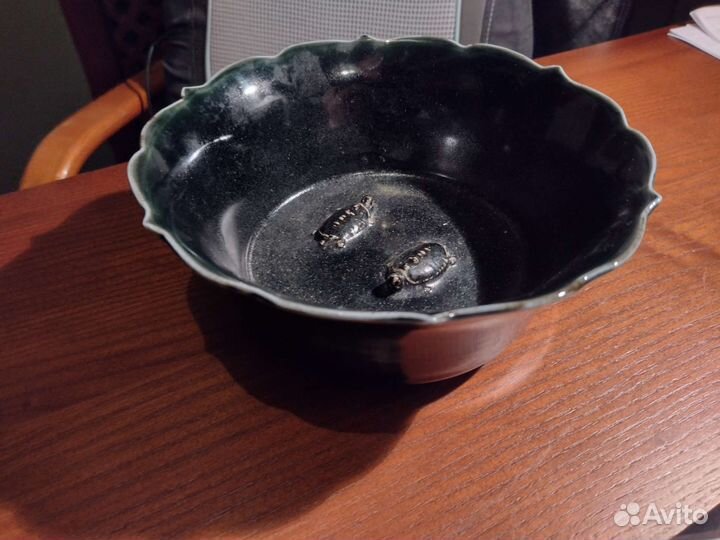 Чёрное керамическое антикварное блюдо с черепахами