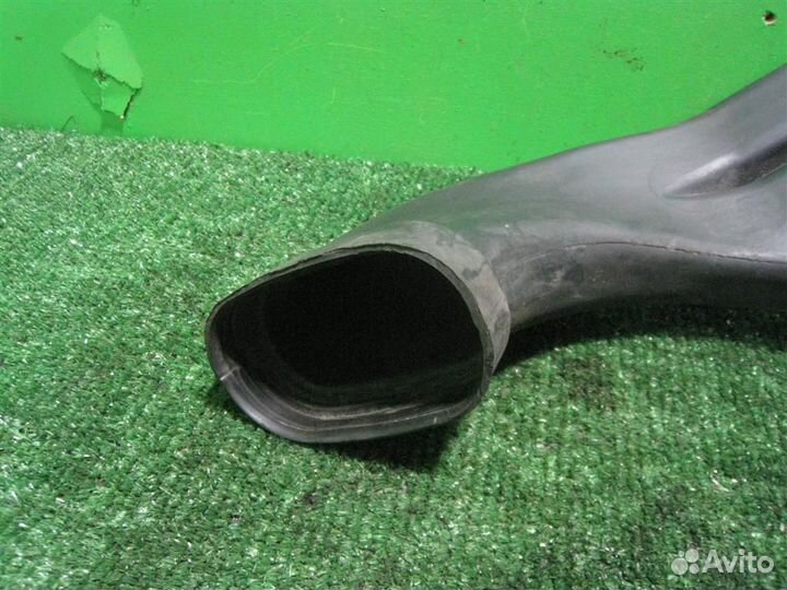 Воздухозаборник Opel Astra J 2010