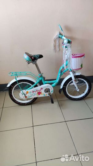 Детский велосипед с дополнительными колёсами