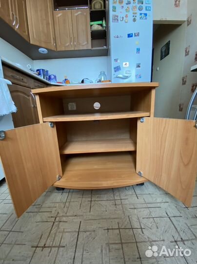 Тумбочка Тумба под телевизор на колесиках