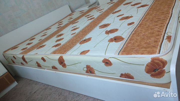 Кровать, шкаф, трюмо, тумбочки