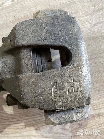 Суппорт передний правый Ford Focus 3