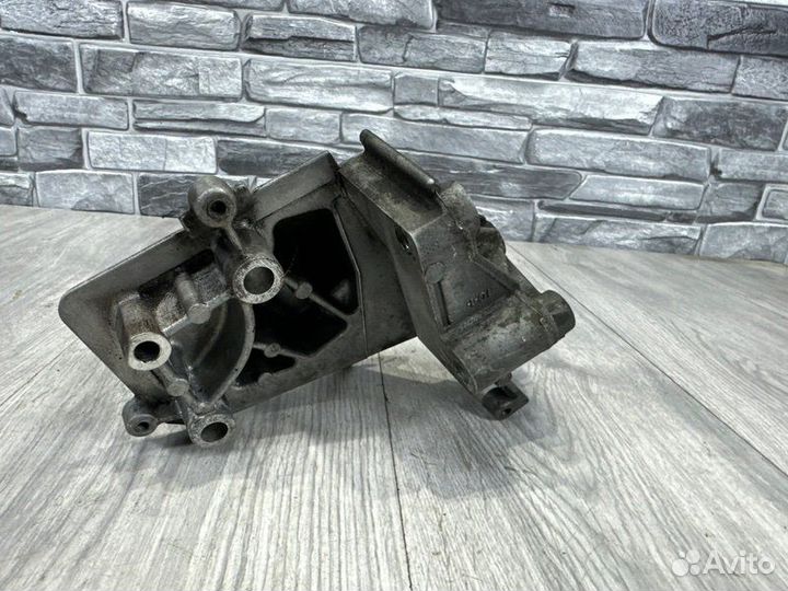 Кронштейн двигателя правый Ford Fusion 2008