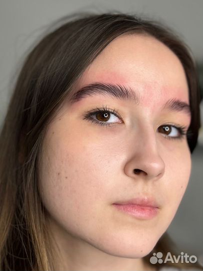 Модель на брови