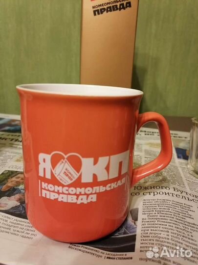 Кружка и бутылка с логотипом кп. Сувенир