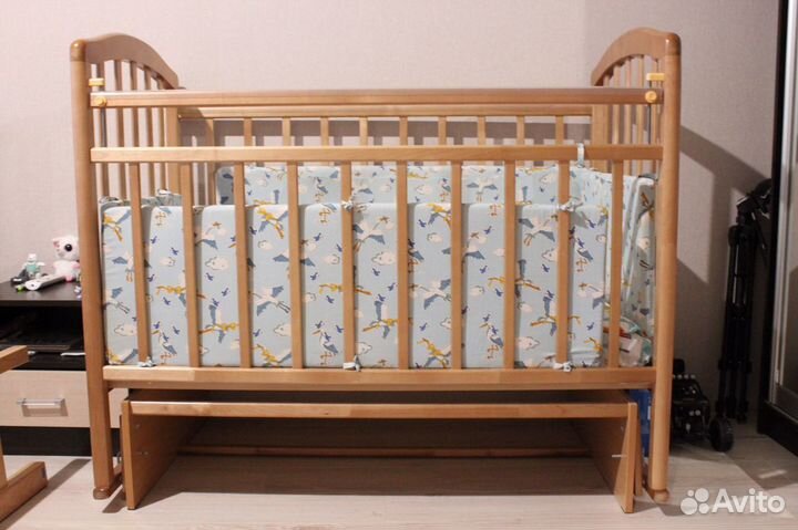 Детская кроватка с поперечным маятником