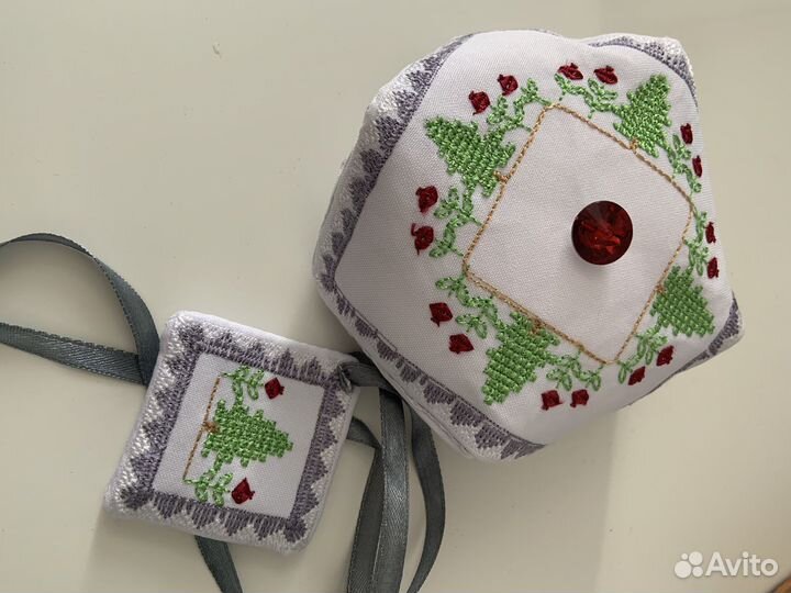 Игольница с вышивкой