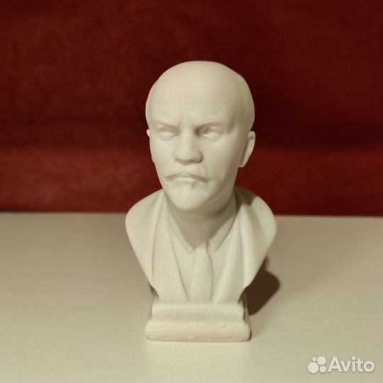 Гипсовый бюст В. И. Ленина