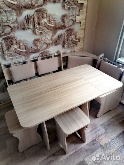 Кухонный уголок со столом