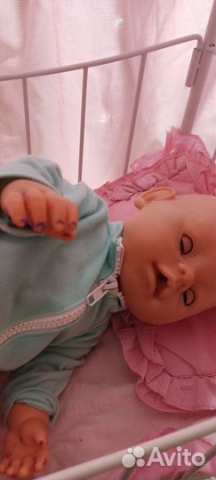 Кровать и куклы