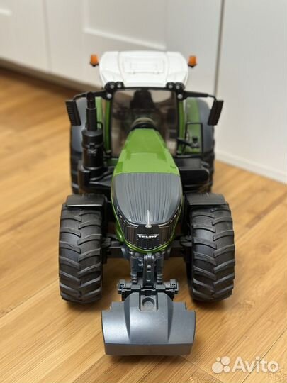 Трактор bruder fendt 1050