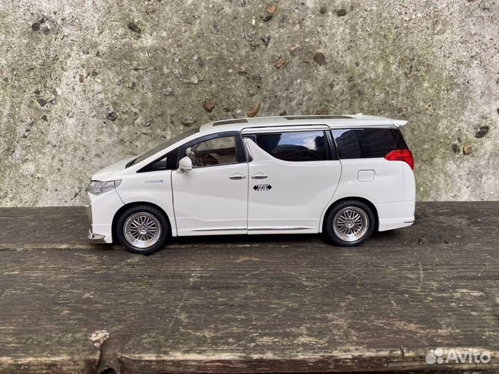 Модель Toyota Alphard белый 1:18