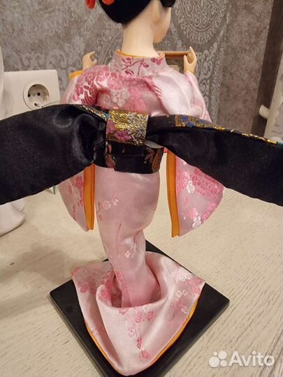 Японская Гейша в лаконичном кимоно розовом