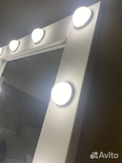 Гримерное зеркало с лампочками