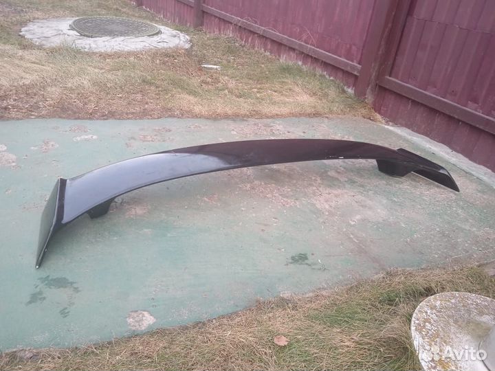 Спойлер на гранту на крышку багажника