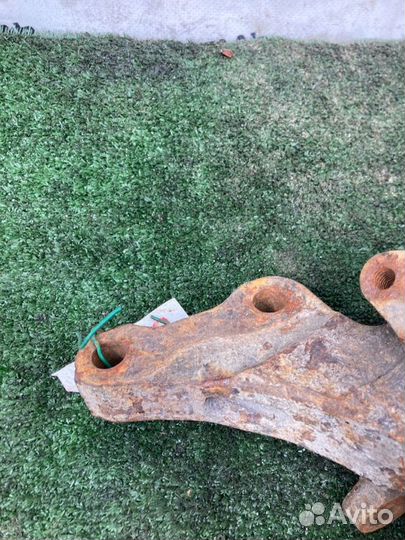 Кулак поворотный передний левый Mitsubishi Lancer