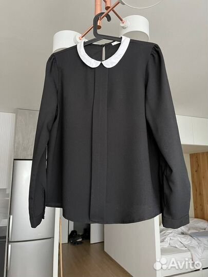 Блуза черная с белым воротничком mango