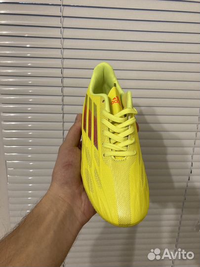 Футбольные бутсы adidas