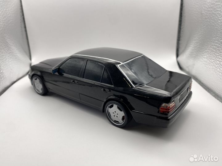 Модель автомобиля mercedes benz w124 e500 1:24