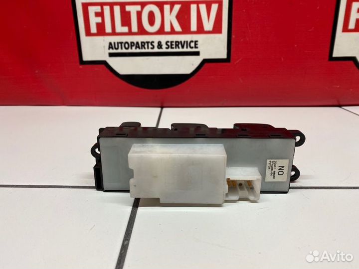 Блок управления стеклоподъемниками правый Nissan