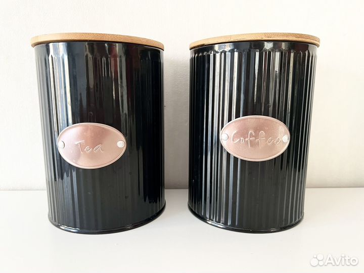 Металлическая хлебница и банки для кофе и чая
