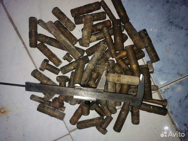 Шпилька бронзовая