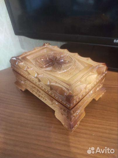 Деревянная шкатулка