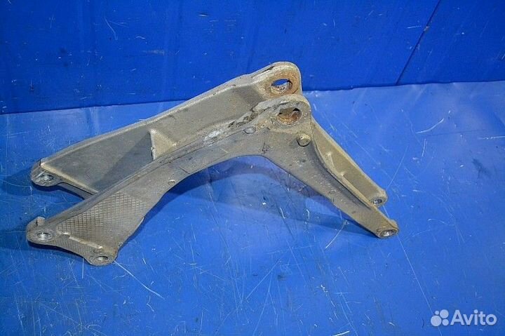 Кронштейн цилиндра подъёма кабины renault trucks P