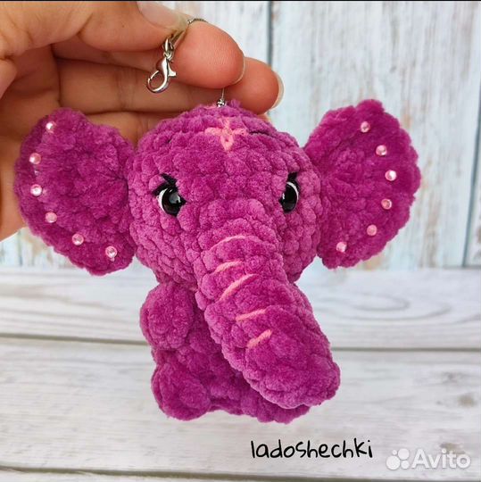 Вязаная игрушка брелок слоник