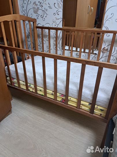 Продам детскую кроватку с матрасом
