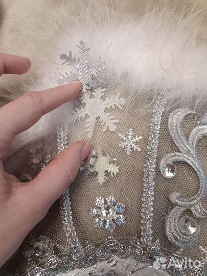 Кокошник Снегурочке со стразами белый с лентами