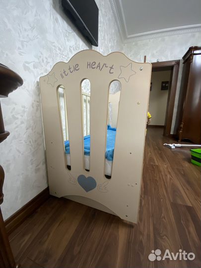 Детская кроватка с маятником и ящиком