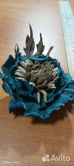 Брошь-цветок из натуральной кожи