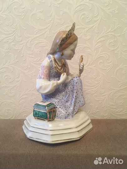 Фарфоровая статуэтка